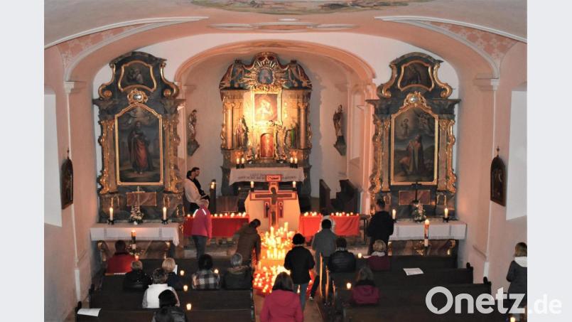 Beim Ökumenisches Taizé-Gebet in der Maria-Hilf-Kirche am Annaberg beten die Teilnehmer gemeinsam um eine friedliche Welt. Bild: rgr