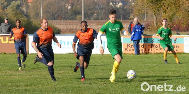 Diese Chance konnte Konstantin Schiffl (grünes Trikot) zwar nicht nutzen, dennoch gewann der ATSV Tirschenreuth das Stadtderby beim FSV ungefährdet mit 5:0. Bild: gb