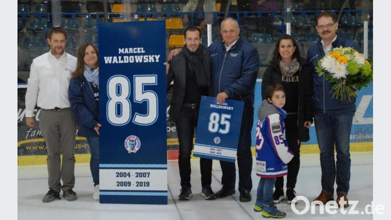 Die Blue Devils haben am Freitagabend Marcel Waldowsky, der wegen einer Knieverletzung seine Karriere beenden musste, gebührend verabschiedet. Von links: Tobias Hacker (2. Vorsitzender 1. EV Weiden), Alexandra Schröpf (Leiterin Sponsoring), Marcel Waldowsky, Thomas Siller (1. Vorsitzender 1. EV Weiden), „Waldis“ Sohn Tim und seine Lebensgefährtin Kathrin Schätzler sowie Franz Vodermeier (Geschäftsführer der Blue-Devils-Spielbetriebs-GmbH). Bild: gb