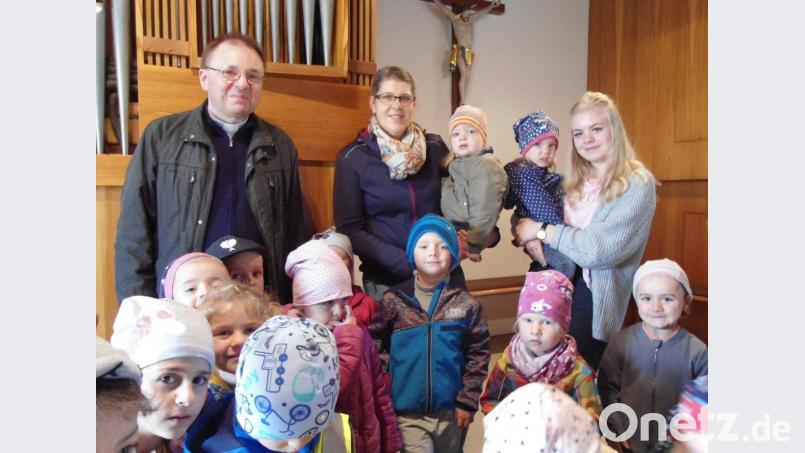 Pfarrer Markus Bruckner freute sich über das große Interesse seiner Besucher. Er musste viele Fragen zur großen Kirchenorgel beantworten. Bild: mez