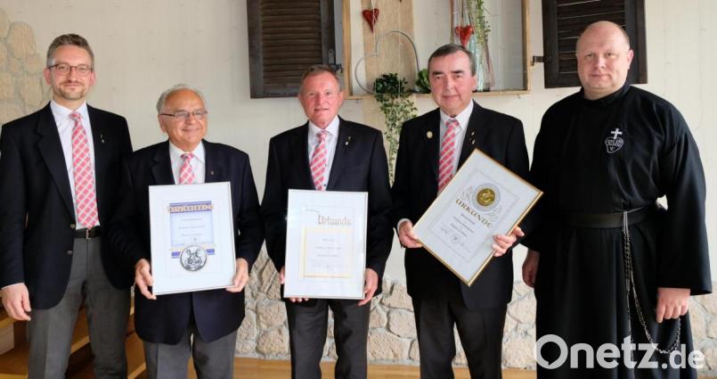 Chorvorsitzender Markus Kasparides ehrt Xaver Donhauser für 40 Jahre, Alois Graf für 25 Jahre und Bernd Ulbrich für 50 Jahre Zugehörigkeit zum Männerchor (von links). Rektor Pater Lukas Temme (rechts) gratuliert ebenfalls. Bild: mab