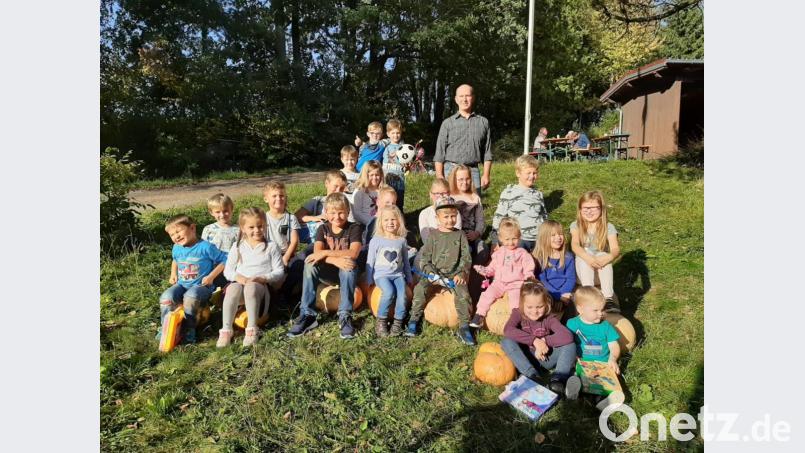 Vorsitzender Michael Ebenhöch freute sich mit den Kindern über die prächtigen Exemplare. Bild: exb