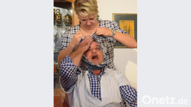 Au, tut das weh! Hans Wieser (Gerd Zielbauer) lässt sich von seiner Frau Christa (Lisa Weismeier) verarzten. Bild: Kunz
