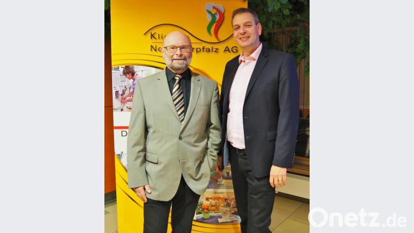 Ärztlicher Direktor Dr. Thomas Egginger begrüßt Professor Anton Scharl (links). Bild: Bühner