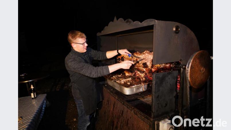 Florian Weig zerlegt die 50-Kilo-Sau. Bild: fvo