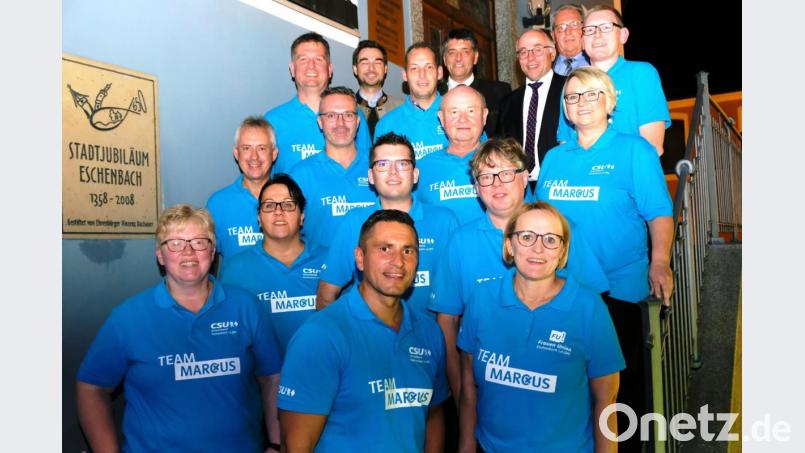 Dem Rathaus ganz nahe sind schon die Stadtratskandidaten der CSU. Im Bild die Bewerber mit MdL Stephan Oetzinger, den Wahlleiterin Edgar Knobloch und Albert Nickl (hinten, von links) sowie Bürgermeisterkandidat Marcus Gradl (vorne, Mitte). Bild: exb