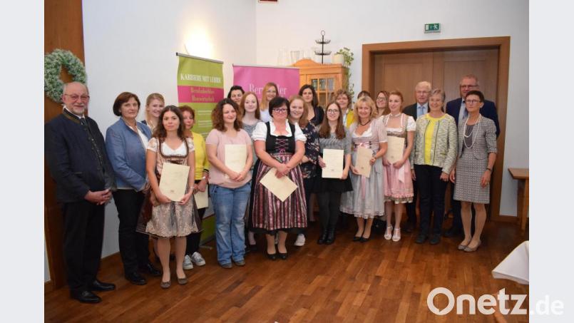 Die Absolventinnen der Prüfung für Hauswirtschaft am AELF Schwandorf wurden mit Urkunden ausgezeichnet. Beste war Lidwina Weilhammer aus Ponholz (Neunte von rechts). Zur bestandenen Ausbildung gratulierten die Ehrengäste. Bild: bnr