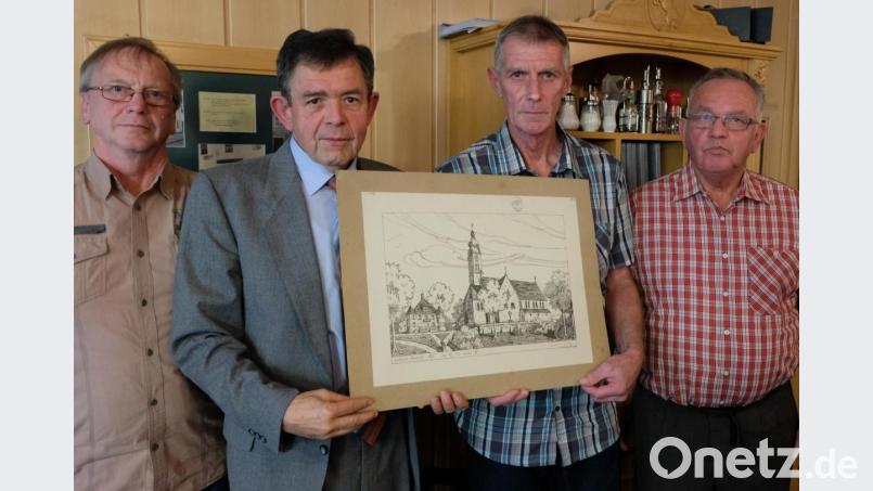 Mit einem geschichtlichen Rückblick wartet Präses, Pfarrer Max Früchtl in der Jahreshauptversammlung des Katholischen Männerverein auf. Dabei zeigte er auch Bilder der Pfarrkirche und des Pfarrhauses vor dem Erbauungsjahr 1912. Von links: Zweiter Vorsitzender Martin Landgraf, Pfarrer Max Früchtl, Vorsitzender Hans Eismann und Ehrenvorsitzender Helmut Weig. Bild: le