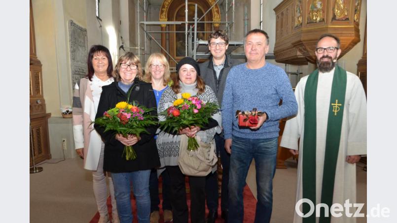 Die Kinderpflegerinnen Anke Dirscherl und Ute Eger (vorne, von links) wurden für ihr 25-jähriges Betriebsjubiläum geehrt. Hausmeister Egon Striegl (Zweiter von rechts) wurde beim Spätaufstehergottesdienst in der evangelischen Stadtkirche verabschiedet. Bild: dob