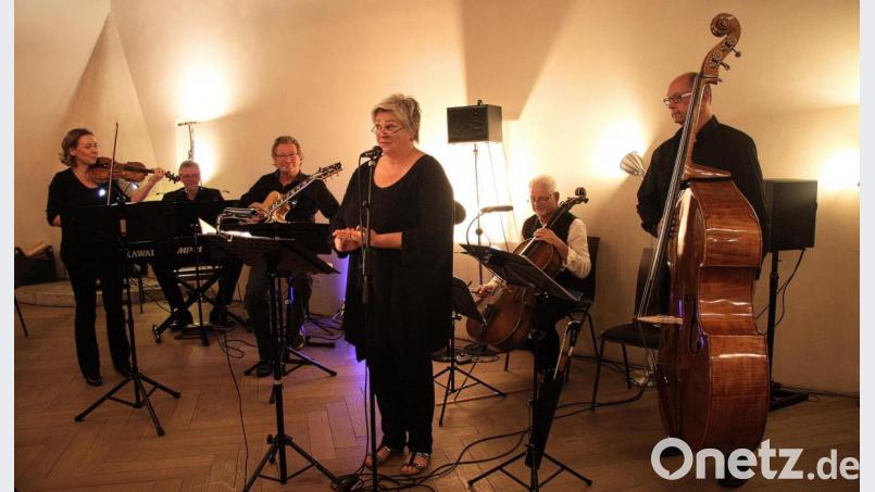 Im Kapitelsaal der Burg spielte „Tangoprojekt 5“. Auf die musikalische Reise nach Buenos Aires entführten (von links) Johanna Luther, Joachim Grajer, Klaus Luther, Andrea – genannt „Bibi“ - Bibel, Janusz Skutella und Ulli Schmutzer. Bild: wro