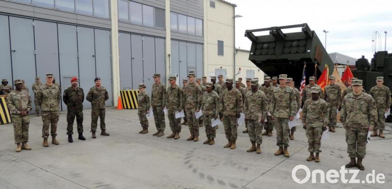 Command Sergeant Major Samuel Zoker (von links), Oberst Seth Knazovich, Oberstleutnant Florian Rommel und der Hauptfeldwebel der Reserve, Andre Potzler, überreichen an die US-Soldaten der 41. US-Feldartilleriebrigade die Schützenschnüre in Bronze, Silber und Gold. Bild: mor
