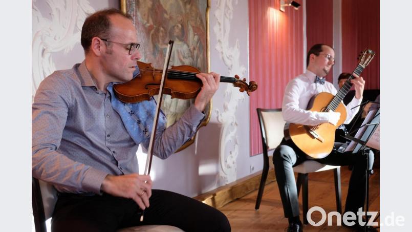 Ob wilde Ritte mit Tangos und Flamencos oder poetische Klänge - der italienische Geiger Mario di Nonno und der estnische Gitarrist Krill Ogorodnikov begeistern in Speinshart mit kunstvollen Arrangements alter und neuer Musik Bild: do