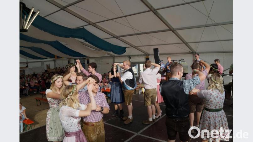 Im Festzelt führten die Kirwapaare ihre einstudierten Tänze vor. Den richtigen Sound dazu lieferte die &quot;Thanstoiner Kirwamusi&quot; unter der Leitung von Jürgen Lößl. Bild: rkp