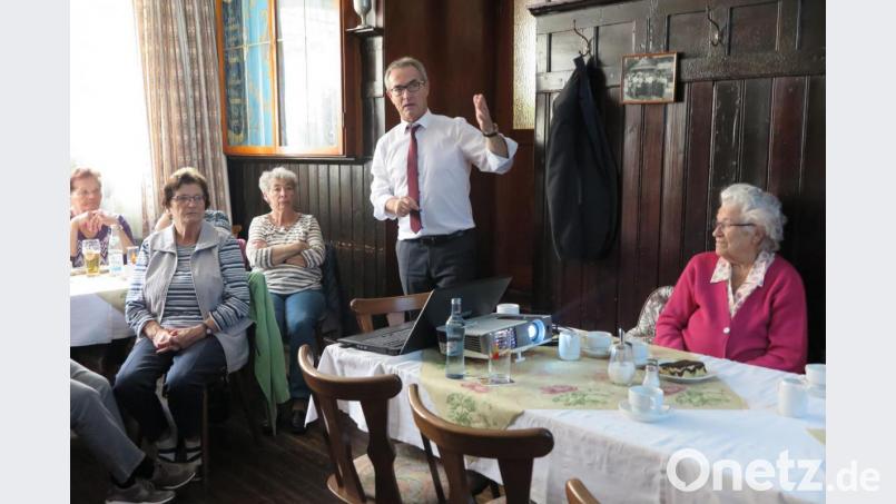 Viel Zeit nahm sich Bürgermeister Werner Nickl, um die Senioren über das aktuelle Stadtgeschehen zu informieren. Bild: jzk