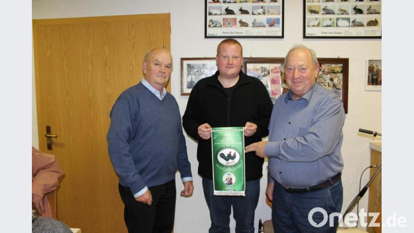 Kreisvorsitzender Karl Weiß (Mitte) präsentierte bei der Herbsttagung der Geflügelzüchter die neue Landesverbandsprämie. Mit im Bild der Vorsitzende des Tirschenreuther Kleintierzuchtvereins Josef Zant (links) und Bezirksvorsitzender Willibald Roauer. Bild: hä