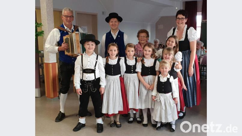 Bei der Hauskirwa im BRK-Seniorenheim St. Barbara sorgen wie schon oft Vereinsmusikant Franz Dolles und die Zwergerln des Heimat- und Trachtenvereins für ein stimmungsvolles Unterhaltungsprogramm (vorn, von links): Gustav Zimmermann, Maya und Marie Lang, Hannah Riß, Hanna Ries, Lotta Ries und Leonie Seifert; hinten (von links): Franz Dolles, stellvertretender Jugendleiter Tomas Svensson, Zenta Bauer und Jugendleiterin Steffi Riß. Bild: u