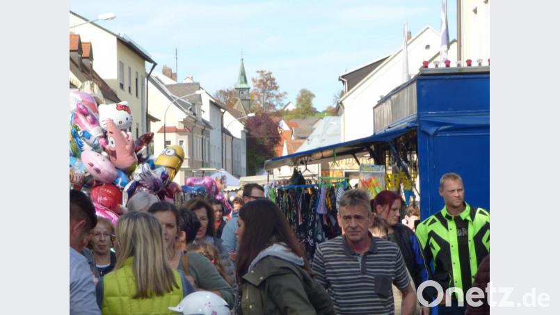 Der Michaeli-Markt zieht auch in diesem Jahr wieder viele Besucher an. Die Bahnhofstraße wird wieder zur Fußgängerzone umfunktioniert. Bild: mng