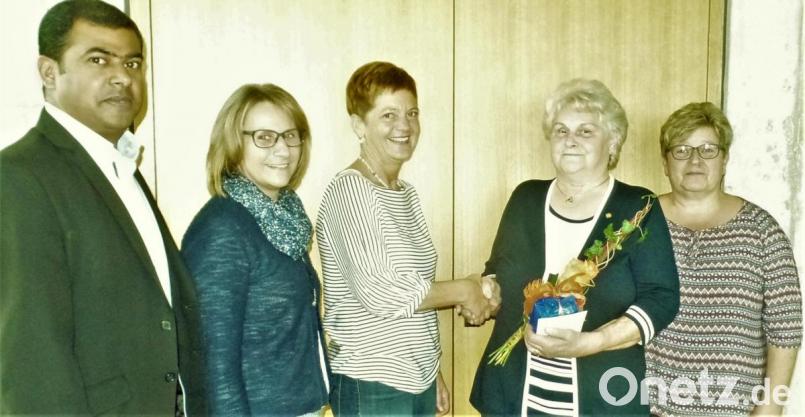 Martha Urban, die stellvertretende Bezirksleiterin des Katholischen Deutschen Frauenbundes (KDFB) (Mitte), ehrt Christiane Friese (Zweite von rechts) für 50 Jahre Treue zum Frauenbund. Pater Prince Kalarimuryil, Andrea Schwarz (Zweite von links) sowie Beate Heumann (rechts) vom örtlichen Frauenbund schließen sich dem Dank an. Bild: jml