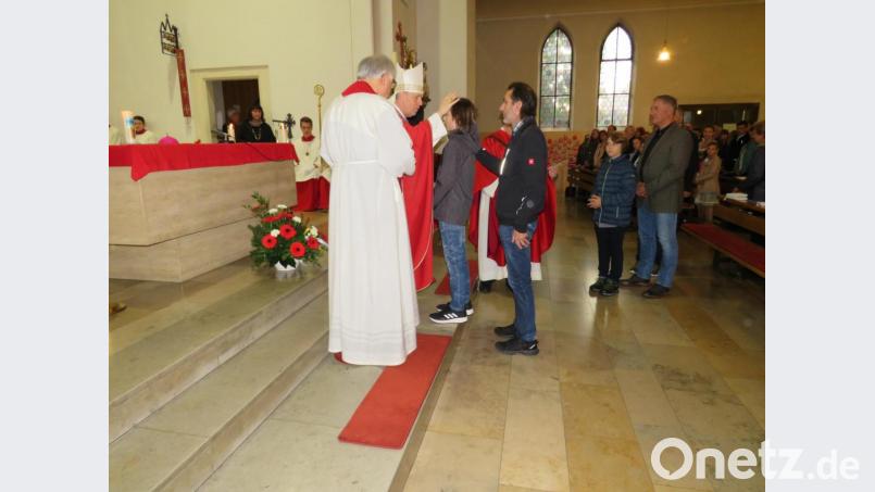 Weihbischof Reinhard Pappenberger spendete in der Pfarrkirche St. Emmeram die Firmung. Bild: adj