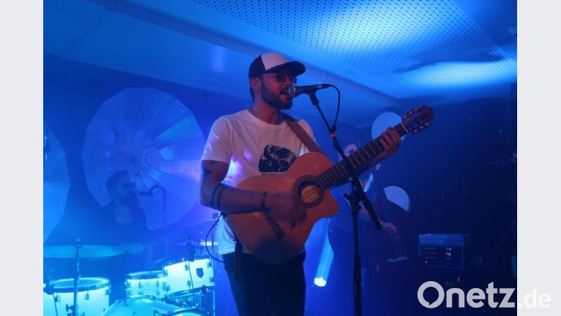 Frontman der Band &quot;Django 3000&quot; Kamil Müller überzeugt das Publikum mit seiner rauen slowako-bairischen Stimme. Bild: pmen