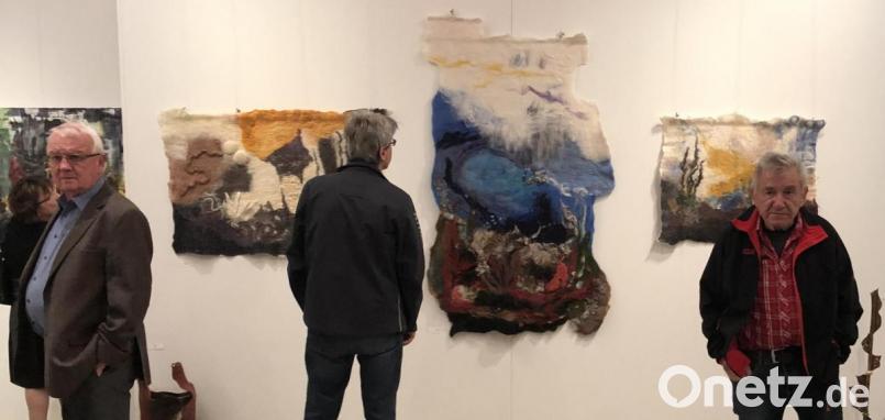 Über 50 Exponate umfasst die Ausstellung &quot;Lebenswelten&quot;, die das Eisenbarth- und Stadtmuseum bis 10. November zeigt. Die Vielfalt der Werke offenbarte sich den Gästen bei der Vernissage. Bild: slu