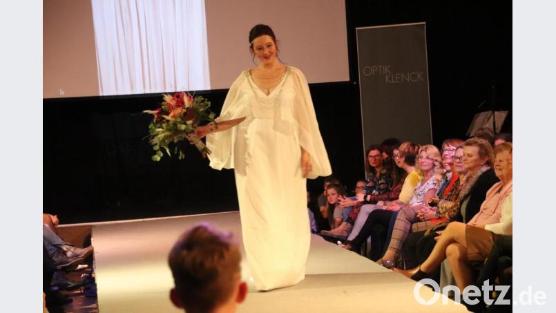 In seinem ersten Leben hing dieser Stoff vor einem Fenster. Jetzt ist daraus ein romantisches Brautkleid geworden. Bild: cog