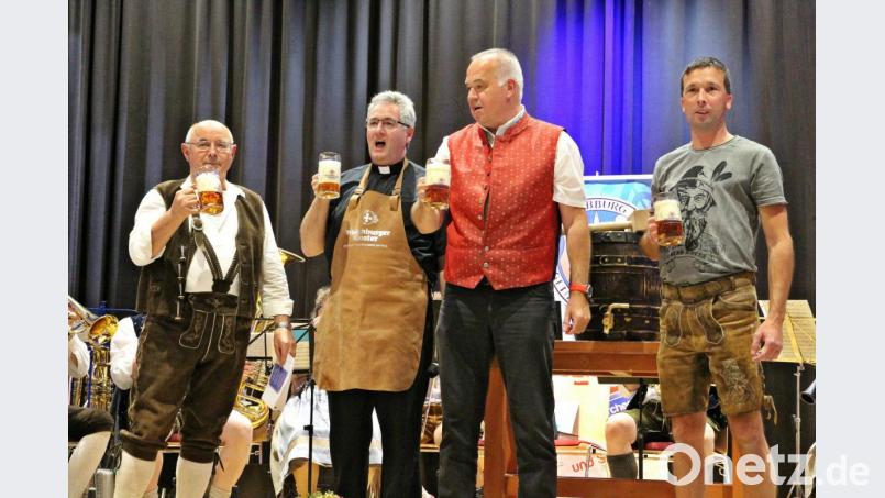 &quot;Ozapft is&quot; verkündeten Vorsitzender Joseph Ferstl (links) und Stadtpfarrer Hannes Lorenz (Zweiter von links). Der gelungenen Bieranstich des Weltenburger &quot;Winter-Traum&quot; wurde assistiert vom Vertreter der Brauerei Bischofshof, Hans Weigl (Zweiter von rechts) und von Hausmeister Rainer Appelt (rechts). Bild: bph