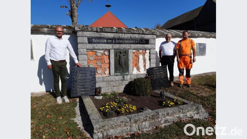 Bürgermeister Maximilian Beer und Bauhofvorarbeiter Anton Köppl besichtigten mit Kirchenpfleger Hans Dammer das renovierungsbedürftige Schwesterngrab auf dem Schwarzhofener Friedhof. Bild: exb/VG Neunburg