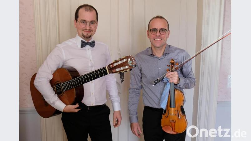 International wie das Duo Mario di Nonno (re) und Kirill Ogorodnikov (li) sind die Werke, die beide vortrugen. Neben Musik von Villa-Lobos, de Falla und Ibert erklingen Kompositionen italienischer und estnischer Komponisten. Bild: do