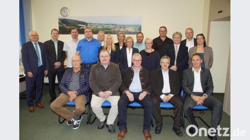 Die Jubilare der MMM GmbH mit den Geschäftsführern Michael Geutler (links), Robert Eibl (stehend, Fünfter von links), Sabine Kalisch (hinten, Siebte von links), sowie Werksleiter Norbert Weinhold (stehend, Zweiter von rechts). Außerdem beglückwünschten Personalleiter Hartmut Cebula (hinten, Dritter von rechts) und Betreibsratsvorsitzenden Alois Spachtholz (stehend, Sechster von rechts) die treuen Mitarbeiter.
Bild: mmj Bild: mmj