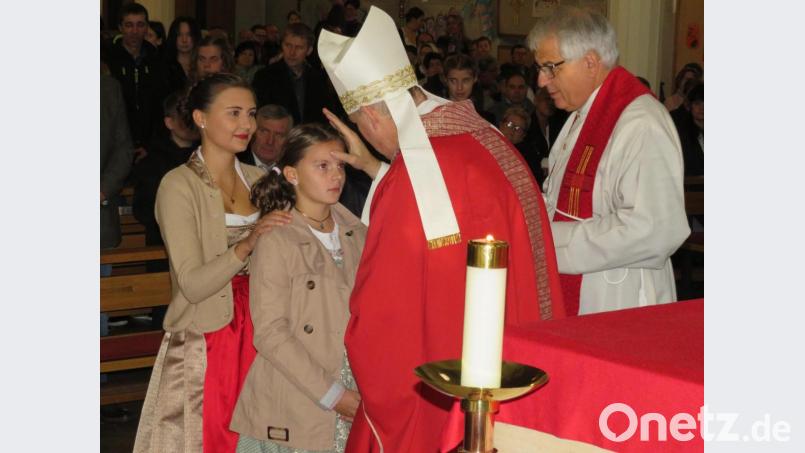 Weihbischof Reinhard Pappenberger spendete in der Pfarrkirche St. Emmeram die Firmung. Bild: adj