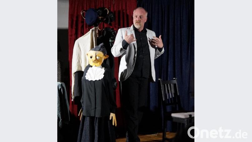 Mit wenig Kulissen, Geräuschen, Beleuchtung und grandioser Schauspielleistung schuf der Schauspieler Markus Veith eine düstere, gruselige Atmosphäre und brachte so in herausragender Weise die Geschichten Edgar Allan Poes auf die Bühne in der Versöhnungskirche. Bild: weu