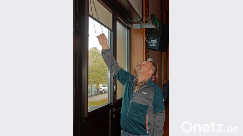 Die Fenster beim Notausgang müssen auf klassische Art und Weise per Hand verdunkelt werden. Bild: tr