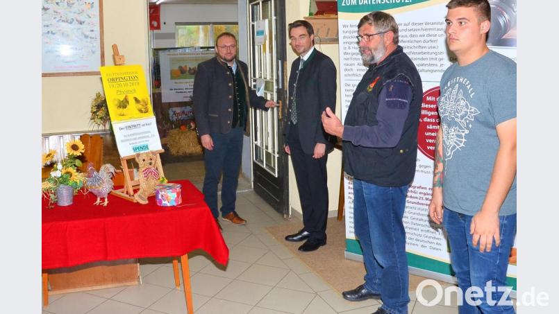Ausstellungsleiter Patrick Sauer und Bundesvorsitzender Edgar Kliewe überließen Landtagsabgeordneten Dr. Stephan Oetzinger und zweiten Bürgermeister Markus Bauriedl (von rechts) die Eröffnung der zentralen Europaschau, was diese mit dem Öffnen des Haupteingangs wörtlich nahmen. Bild: fjo
