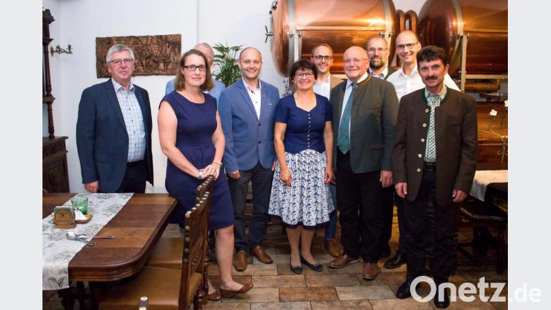 Auf dem Foto von links: ESO - Vorsitzender Alois Weig, Geschäftsführerin Veronika Jenikovska, (verdeckt auf dem Bild ehem. Präsident Mr. Stehlik), Jaroslav Sebek, Präsident des Verbandes der privaten Bauern in Tschechien, Bezirksbäuerin Rita Blümel, Bezirksgeschäftsführer Hubert Hofmann, BBV Präsident Josef Wutz, Direktor Peter Huber, stellv. Präsident Ely Eibisch, ESO - Geschäftsführer Heinrich Promberger. Bild: exb