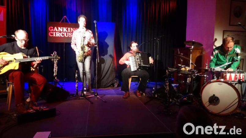 &quot;Gankino Circus, die letzten ihrer Art&quot; verbinden auf der Bühne des Seidel-Saals schrägen Humor mit fränkischer Volksmusik und bulgarischem Feuer. Bild: hka
