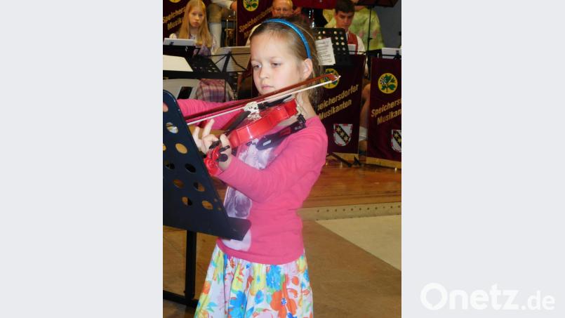 Seit zwei Jahren übt die siebenjährige Sophia Marie Lehnbeuter auf der Violine und präsentierte sich „Summer Breeze“ von K. und H. Colledge. Bild: hai