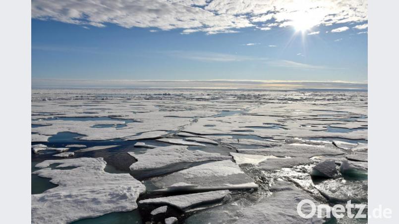 Auf dem Arktischen Ozean am Nordpol schwimmen mehrere Eisplatten frei. Der Meeresspiegel steigt mit dem Klimawandel. Bild: Ulf Mauder/dpa