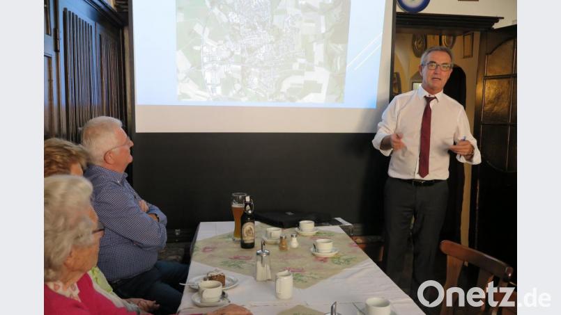 Eine Powerpoint-Präsentation begleitete die Ausführungen von Bürgermeister Werner Nickl (stehend). Bild: jzk