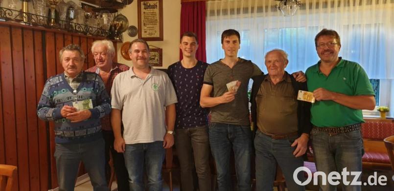 Im Bild von links: Egid Nickl, Norbert Demleitner, Thomas Sticht, Benjamin Bayerl, Raphael Kuchenreuther, Martin Schreyer und Franz Galitzdörfer. Bild: Klaus Gottfried/exb