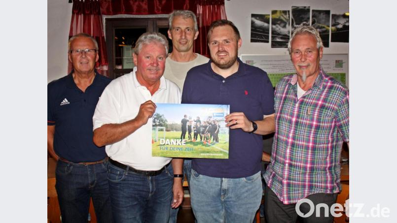 Vereine brauchen Nachwuchs. Wie sie ihn gewinnen können besprachen (von links) Reinhard Rengsberger, Hans Forster, Marcus Meier, Christopf Kellner und Franz Bäumler beim Ehrenamtstreffen beim FC Weiden-Ost. Bild: R. Kreuzer