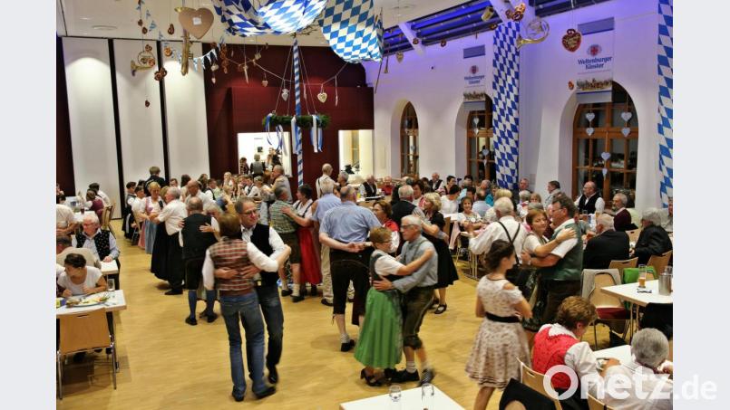 Viele auswärtige Volkstänzer waren zu Gast und bevölkerten fleißig die Tanzfläche bei Polka, Walzer, Dreher, Zwiefachen und Figurentänzen. Bild: bph