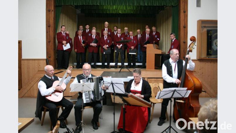 Der Chor beim Vortrag mit der Friedenfelser Stubnmusi (vorne im Bild). Konzerte, die lange in guter Erinnerung bleiben, will der Gesang- und Orchesterverein Friedenfels auch künftig bieten. Bild: roh