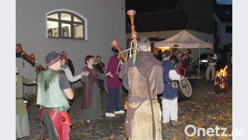 Immer näher rückt die Tanzkette an die Genussschmiede mit ihren offenen Feuern heran. Bild: Schönberger, Ferdinand [fsb]