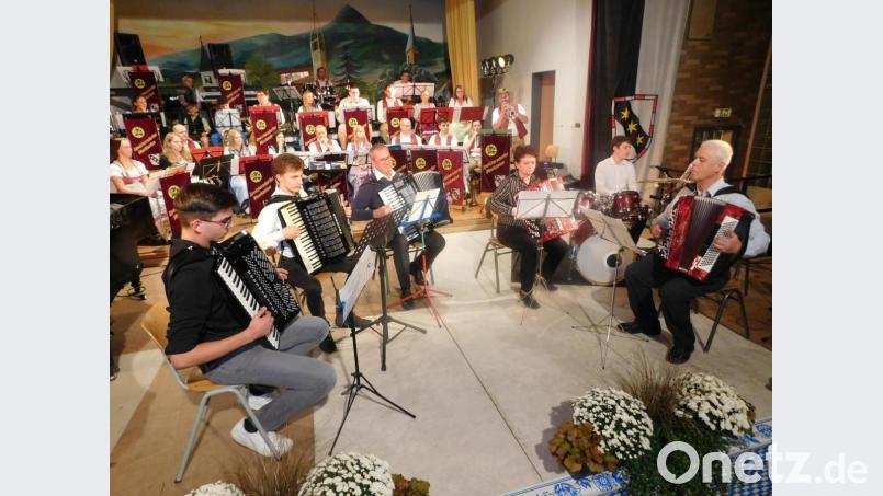 Mit „Rock around the Clock“ ließ das Akkordeon-Ensemble mit den Konzertabend ausklingen. Bild: hai