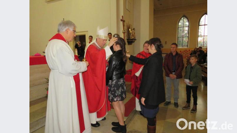 Weihbischof Reinhard Pappenberger spendete in der Pfarrkirche St. Emmeram die Firmung. Bild: adj