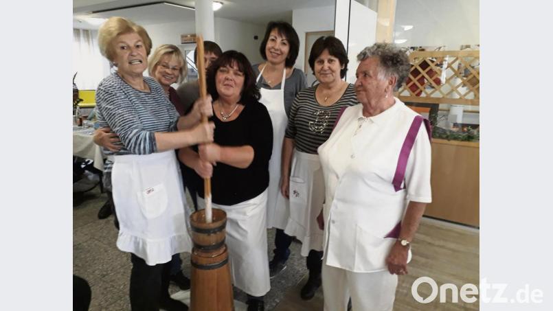Unter den strengen Augen von Anni Gruber (rechts) hatten die Frauen des katholischen Müttervereins sichtlich Spaß beim Ausbuttern im Caritasheim St. Marien: Waltraud Moser, Anita Schmaus, Sabine Nikol, Marianne Forster,Erna Hofmann und Waltraud Köllner (von links). Bild: mwi