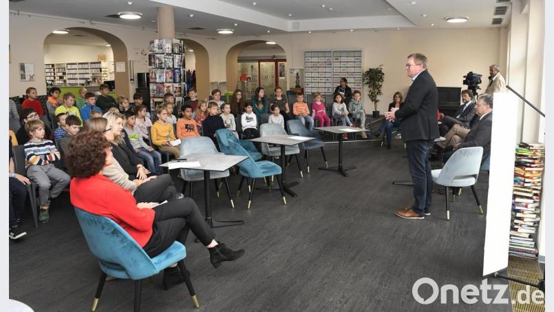 Die Schüler aus Amberg, Hahnbach und Kastl sind zu allem entschlossen. Sie werden lesen, bis ihr Wunschturm fertig ist. Oberbürgermeister Michael Cerny (stehend) ist überzeugt davon, dass sie ihr Ziel schaffen. Bild: Petra Hartl