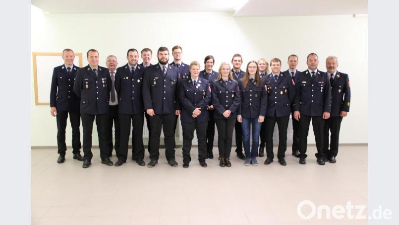 Leistungsabzeichen vergibt die Feuerwehr Holzhammer beim Kameradschaftsabend (von links): Vorsitzender Hans Friedl, Kommandant Heiko Friedl. Bürgermeister Josef Reindl, Philipp Lindthaler, Felix Plößl, Christoph Prechtl, Johannes Plößl, Anja Mayerhofer, Susanna Friedl, Simone Siegert, Andreas Gräf, Veronika Biller, Stefanie Wagner, Zweiter Kommandant Klaus Uschald, Zweiter Vorsitzender Stefan Kumeth, Kreisbrandmeister Marco Weiß und Kreisbrandrat Fredi Weiß. Bild: ffl