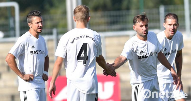 Michael Riester (links) und Marco Lorenz (Zweiter von rechts) geben nicht auf und wollen ihre Mannschaft wieder aus der Krise führen. Bild: af